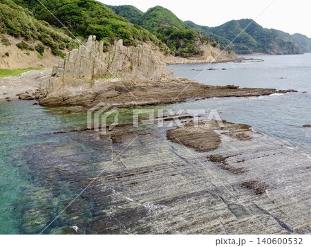 長崎県対馬にある奇岩・女連の立石の空撮風景 長崎県対馬にある奇岩・女連の立石の空撮風景 140600532