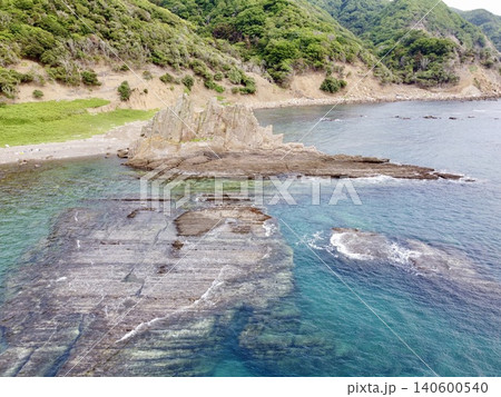 長崎県対馬にある奇岩・女連の立石の空撮風景 長崎県対馬にある奇岩・女連の立石の空撮風景 140600540