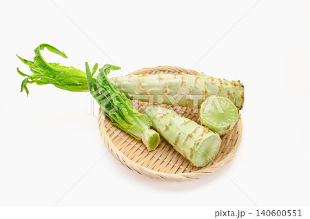 ざるの上に置かれた新鮮な茎レタス 140600551