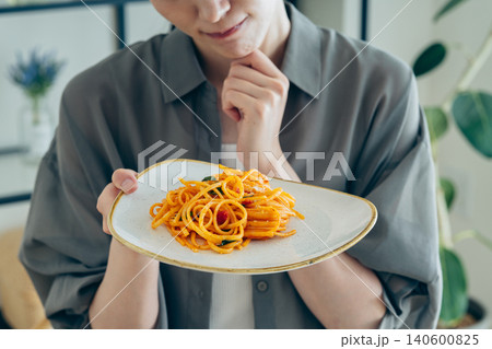 パスタで悩む若い女性 140600825