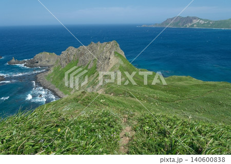 青い海に岬が伸びる夏の海岸風景 青い海に岬が伸びる夏の海岸風景 140600838