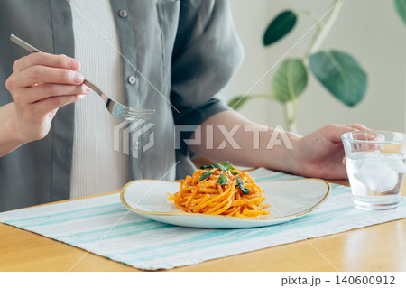 ランチでパスタを食べる若い女性 ランチでパスタを食べる若い女性 140600912