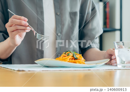 ランチでパスタを食べる若い女性 ランチでパスタを食べる若い女性 140600913