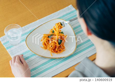 ランチでパスタを食べる若い女性 ランチでパスタを食べる若い女性 140600919