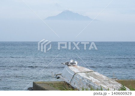 礼文島から望む利尻山と小舟の海鳥。最北の島旅情を伝える海風景 140600929