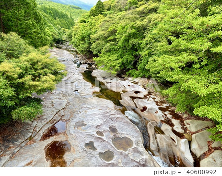 長崎県対馬の鮎もどし自然公園にある珍しい花崗岩の川床 長崎県対馬の鮎もどし自然公園にある珍しい花崗岩の川床 140600992