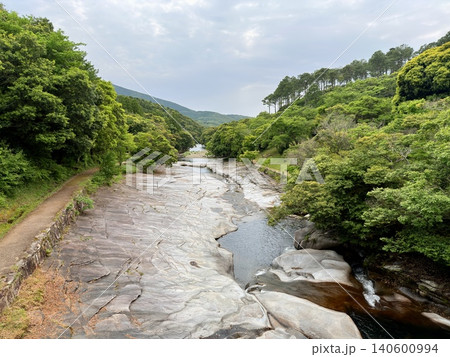 長崎県対馬の鮎もどし自然公園にある珍しい花崗岩の川床 長崎県対馬の鮎もどし自然公園にある珍しい花崗岩の川床 140600994