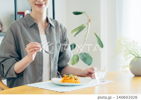 ランチでパスタを食べる若い女性 ランチでパスタを食べる若い女性 140601026