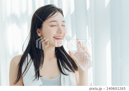 窓際で水を飲む女性 窓際で水を飲む女性 140601265