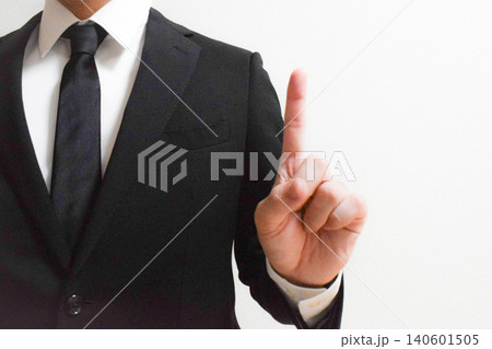 喪服と人差し指を立てる人 喪服と人差し指を立てる人 140601505