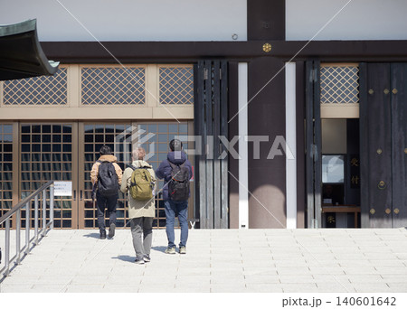 名古屋の観光スポット日泰寺で参拝する外国人観光客の姿 名古屋の観光スポット日泰寺で参拝する外国人観光客の姿 140601642