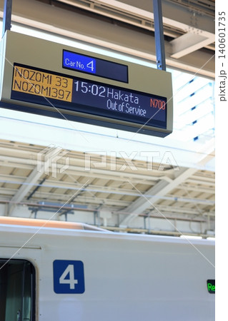 次の電車の案内をする電光掲示板 次の電車の案内をする電光掲示板 140601735
