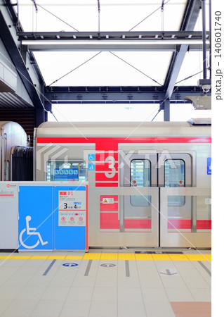ホームドアと電車 140601740