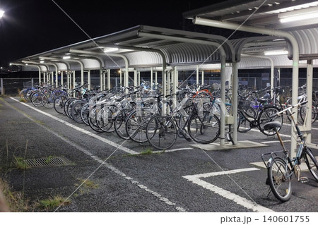 夜の静まり返った駅の駐輪場 夜の静まり返った駅の駐輪場 140601755