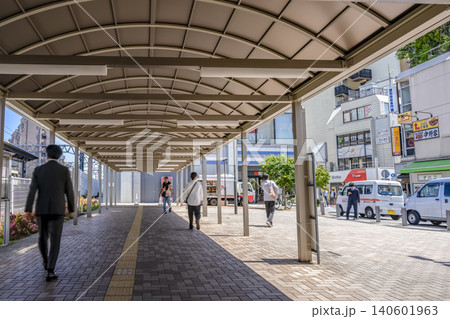 東京都豊島区の都市風景　東長崎駅前の通路と商業施設 140601963