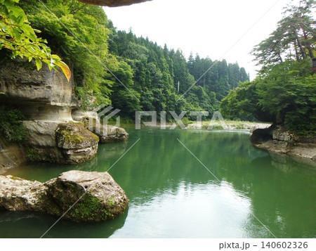 新緑に囲まれた塔のへつりの神秘的な風景 新緑に囲まれた塔のへつりの神秘的な風景 140602326