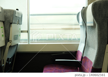快適な電車のシートから眺める車窓の旅、心地よい移動時間と旅情を感じる風景 快適な電車のシートから眺める車窓の旅、心地よい移動時間と旅情を感じる風景 140602381