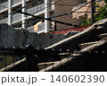 経年変化を感じさせる崩れたコンクリート壁と古い階段のディテール 140602390