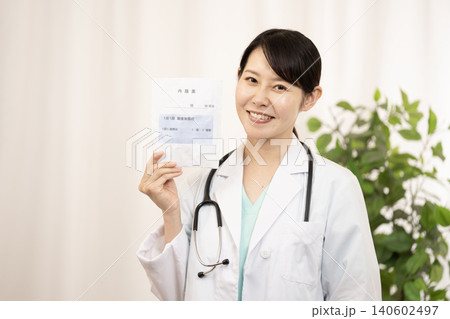 薬袋を持つ看護師さん 薬袋を持つ看護師さん 140602497