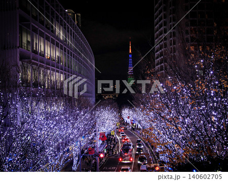 冬の夜の六本木の街並みと遠くに輝く東京タワー 冬の夜の六本木の街並みと遠くに輝く東京タワー 140602705