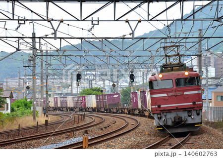 東海道線を走るEF81725コンテナ貨物列車 東海道線を走るEF81725コンテナ貨物列車 140602763