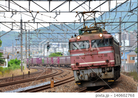 東海道線を走るEF81628コンテナ貨物列車 東海道線を走るEF81628コンテナ貨物列車 140602768