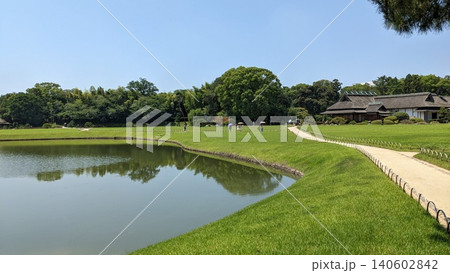 池のある公園 140602842