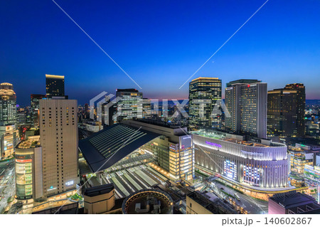 大阪駅と梅田のビル群の夜景 (大阪市北区梅田) 140602867
