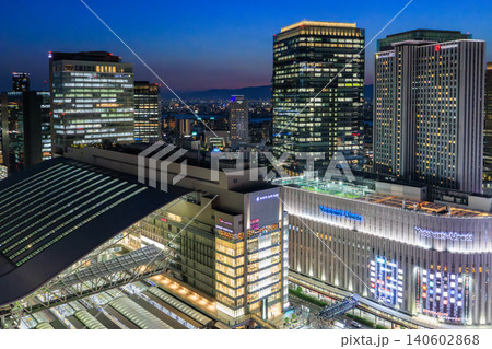 大阪駅と梅田のビル群の夜景 (大阪市北区梅田) 140602868