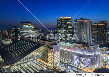 大阪駅と梅田のビル群の夜景 (大阪市北区梅田) 大阪駅と梅田のビル群の夜景 (大阪市北区梅田) 140602872