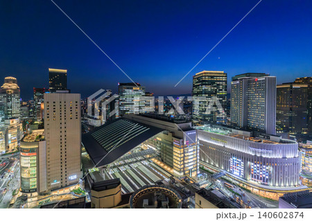 大阪駅と梅田のビル群の夜景 (大阪市北区梅田) 140602874