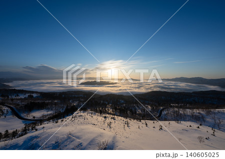 美幌峠から望む雲海と雪原の日の出風景 美幌峠から望む雲海と雪原の日の出風景 140605025