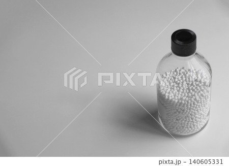 理化学実験用のガラス容器に入った白い小さなセラミックボールの物撮り素材 理化学実験用のガラス容器に入った白い小さなセラミックボールの物撮り素材 140605331