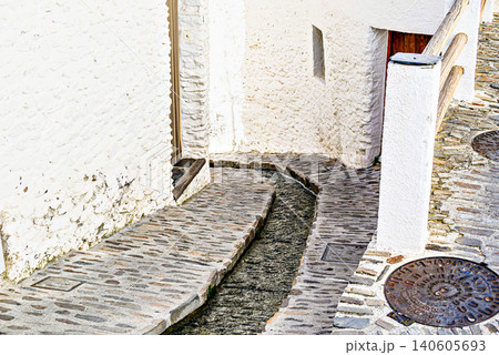 Pampaneira, in the Alpujarra region of Granada, with its narrow, steep streets and water channels running through them 140605693