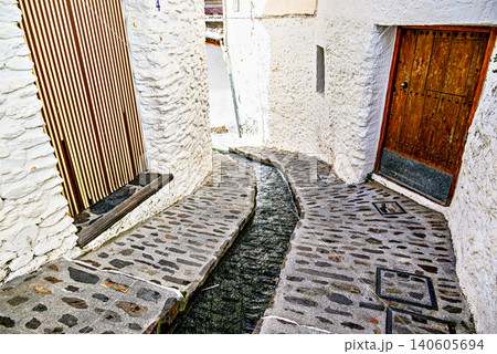 Pampaneira, in the Alpujarra region of Granada, with its narrow, steep streets and water channels running through them 140605694