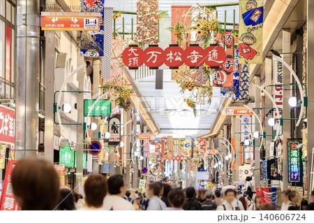 名古屋市、買い物客で混み合う大須の万松寺通商店街 名古屋市、買い物客で混み合う大須の万松寺通商店街 140606724