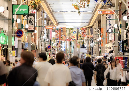 名古屋市、買い物客で混み合う大須の万松寺通商店街 名古屋市、買い物客で混み合う大須の万松寺通商店街 140606725