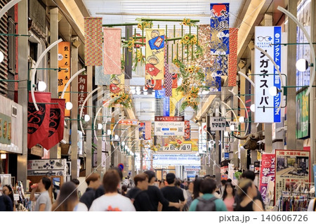 名古屋市、買い物客で混み合う大須の万松寺通商店街 140606726