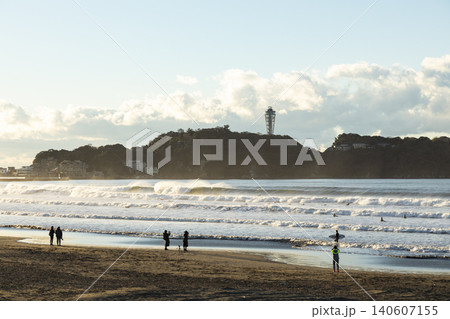湘南鵠沼海岸 朝の江の島と波のある海岸風景 湘南鵠沼海岸 朝の江の島と波のある海岸風景 140607155