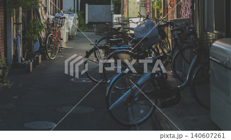 夜間の住宅街 路上駐輪の自転車 夜間の住宅街 路上駐輪の自転車 140607261