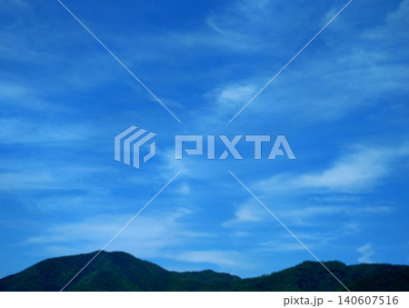 夏空に広がる幻想的な波状雲と山並みの風景 夏空に広がる幻想的な波状雲と山並みの風景 140607516