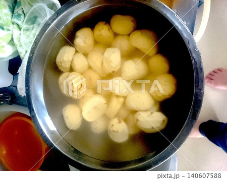 秋の味覚 栗ご飯の調理工程からおにぎりまでのバリエーションカット 秋の味覚 栗ご飯の調理工程からおにぎりまでのバリエーションカット 140607588