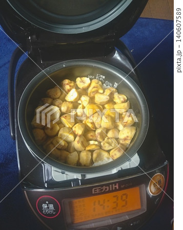 秋の味覚 栗ご飯の調理工程からおにぎりまでのバリエーションカット 秋の味覚 栗ご飯の調理工程からおにぎりまでのバリエーションカット 140607589