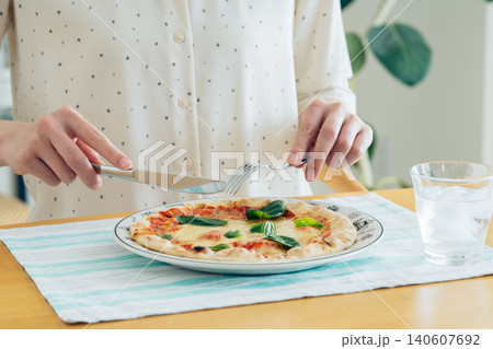 家でピザを食べる若い女性 140607692