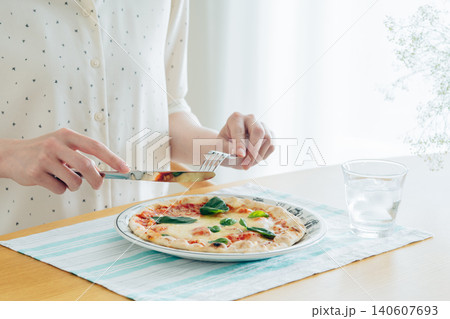 家でピザを食べる若い女性 家でピザを食べる若い女性 140607693