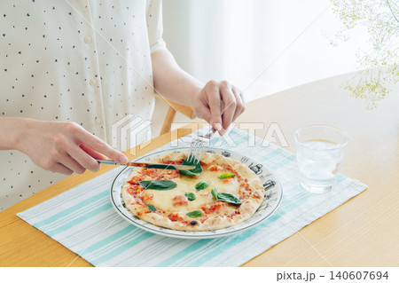 家でピザを食べる若い女性 家でピザを食べる若い女性 140607694
