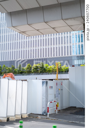 【浜松町】再開発が進むビル建設現場の工事用仮囲いと重機の風景 【浜松町】再開発が進むビル建設現場の工事用仮囲いと重機の風景 140607700