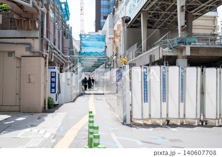 【浜松町】再開発工事によって設けられた仮設の歩行者通路と行き交う人々の風景 【浜松町】再開発工事によって設けられた仮設の歩行者通路と行き交う人々の風景 140607708