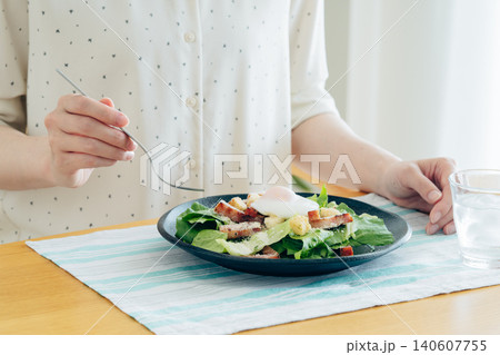 シーザーサラダを食べる若い女性 シーザーサラダを食べる若い女性 140607755