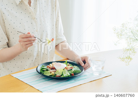 シーザーサラダを食べる若い女性 シーザーサラダを食べる若い女性 140607760